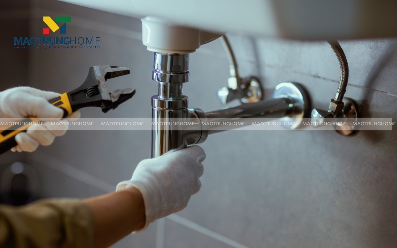 Hãy vặn van theo chiều kim đồng hồ để ngắt hoàn toàn nguồn nước vào két