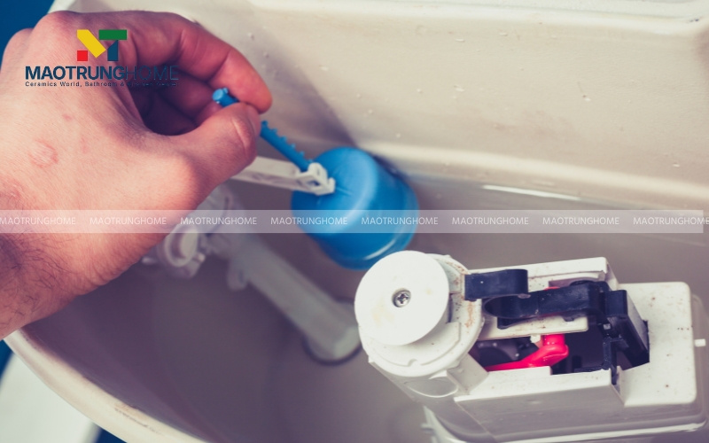 Dùng tua vít vặn vít theo chiều kim đồng hồ để hạ phao xuống