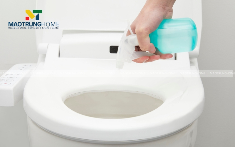 Dùng nước nóng và nước rửa chén sửa bồn cầu bị nghẹt