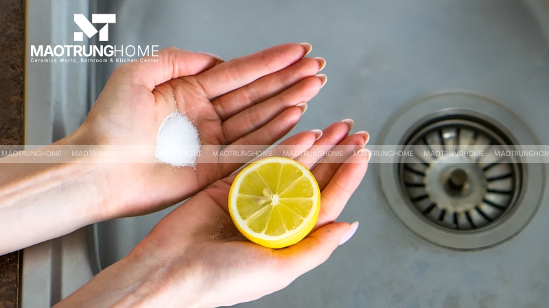 Cách làm trắng gạch nhà vệ sinh bằng chanh tươi và muối