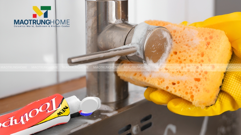 Cách làm trắng gạch nhà vệ sinh bằng kem đánh răng