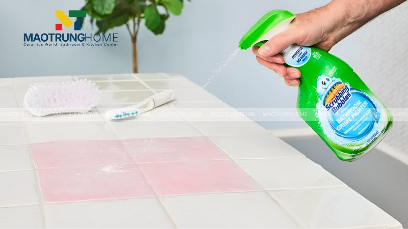 Cách làm trắng gạch nhà vệ sinh bằng nước tẩy rửa chuyên dụng