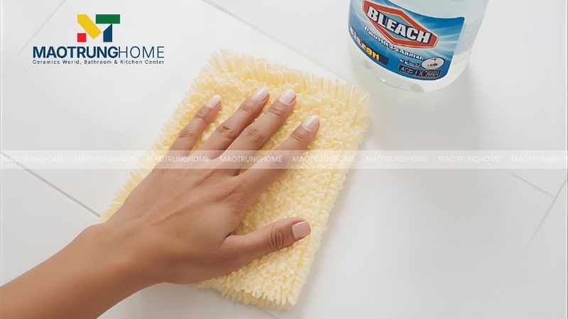 Cách làm trắng gạch nhà vệ sinh bằng thuốc tẩy