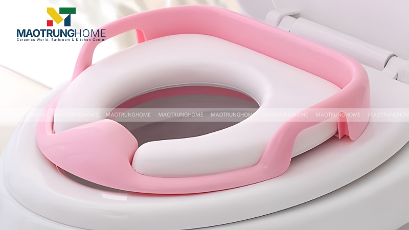 Nắp bồn cầu thu nhỏ giúp bé ngồi vừa vặn hơn