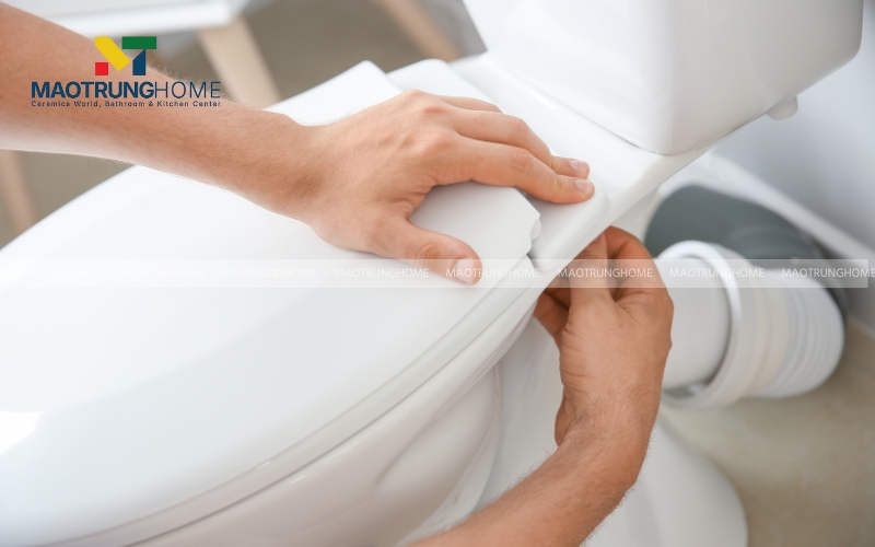 Việc trám kín chân bồn cầu bằng silicon sẽ khiến bạn không thể phát hiện sớm các sự cố rò rỉ