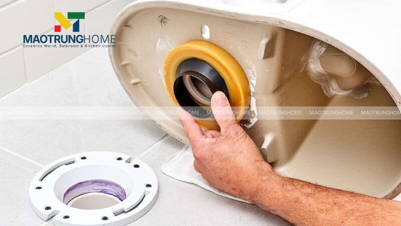 Tâm xả là khoảng cách tính từ tường đã hoàn thiện đến tâm của ống thoát thải dưới sàn