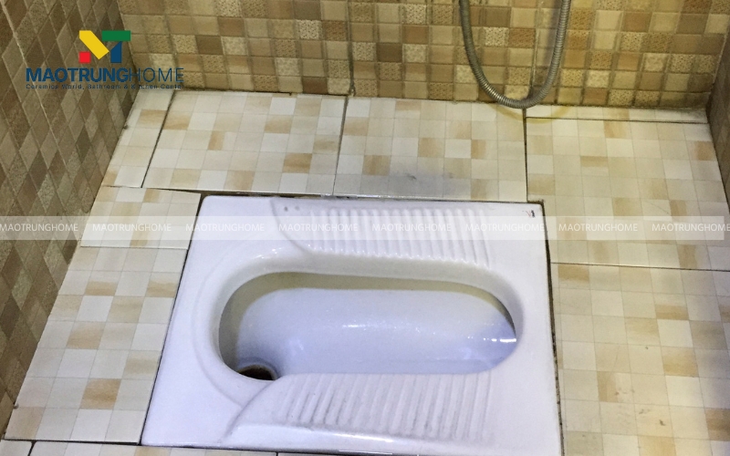 Bồn cầu có mùi hôi khó chịu từ việc trét xi măng không kín