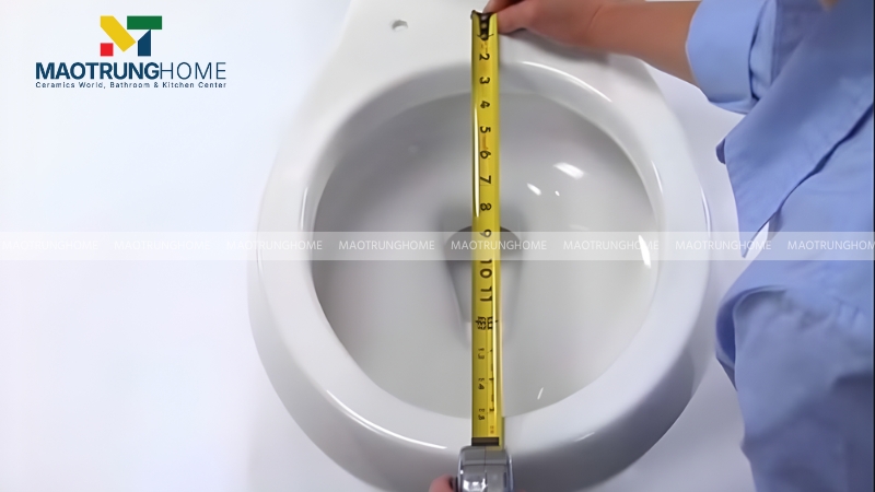 Bạn nên đo kích thước nắp bồn cầu cũ để mua đúng chuẩn