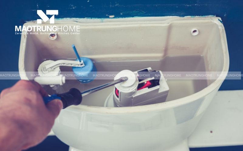 Mở nắp két nước và quan sát bên trong có thể phao bị kẹt hoặc vướng