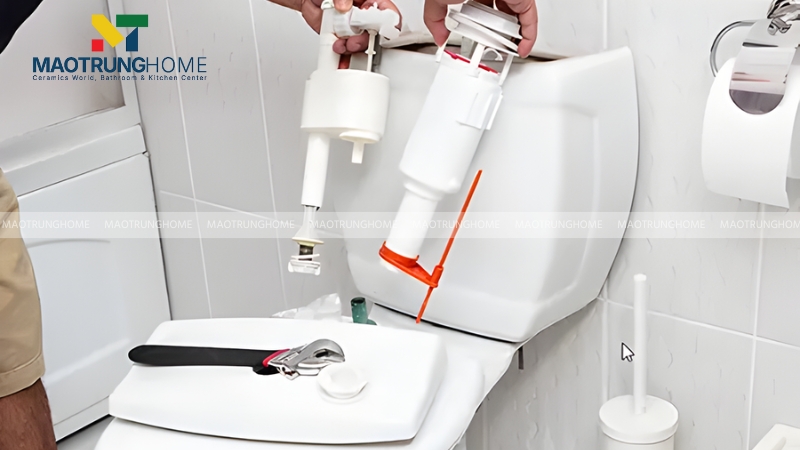 Bạn cần vệ sinh bên trong két nước định kỳ 3-6 tháng/lần