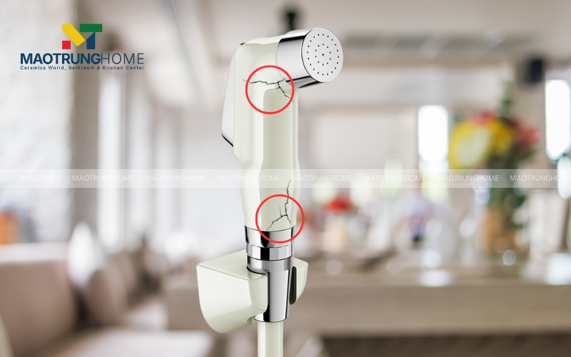 Đầu vòi xịt hoặc thân dây đã bị nứt, vỡ không thể sửa chữa.