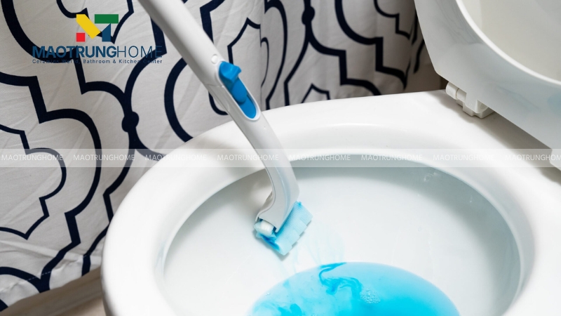 Dùng dung dịch tẩy bồn cầu chuyên dụng