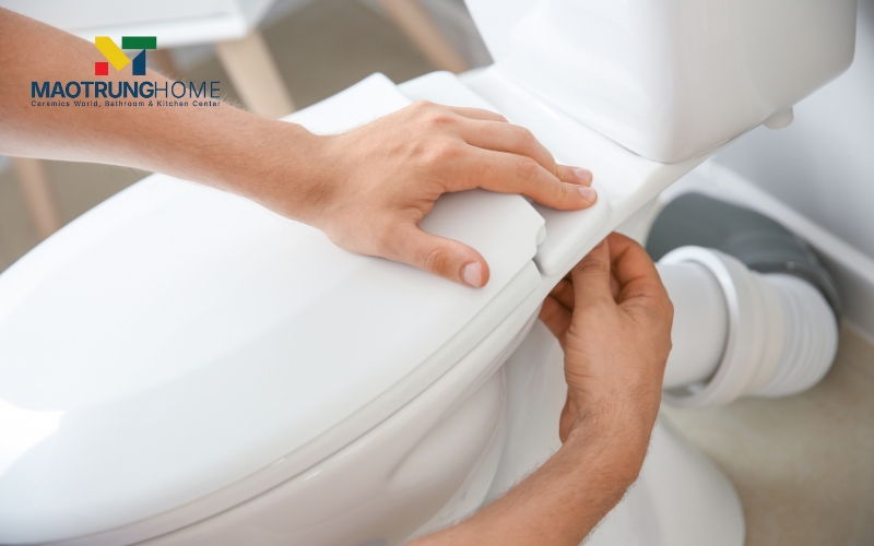 Đặt gioăng cao su vào hai lỗ trên thân bồn cầu