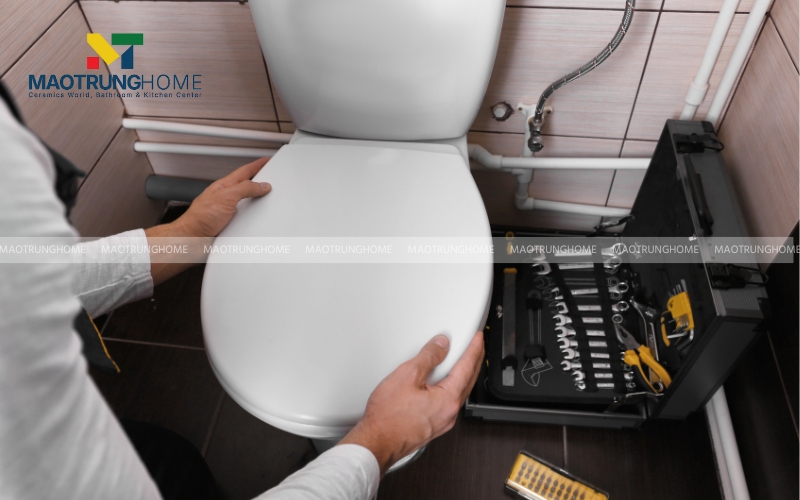 Cách tháo nắp bồn cầu TOTO rửa cơ