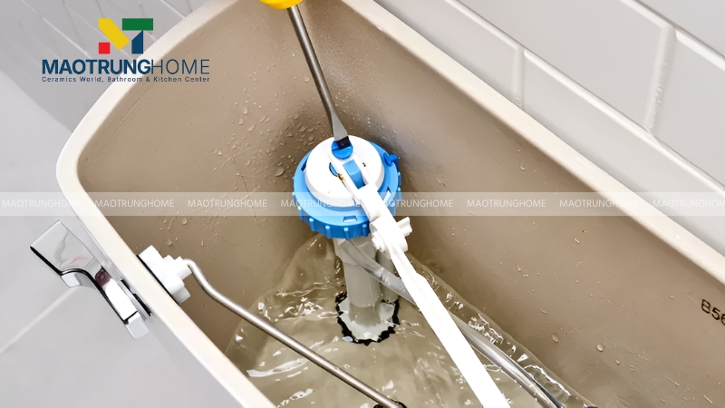 Lắp phao bồn cầu mới