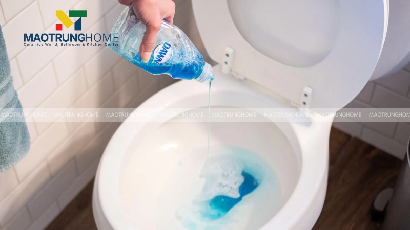 Sử dụng nước nóng và nước rửa chén