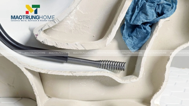 Dùng dây lò xo thông cống (dụng cụ chuyên dụng)