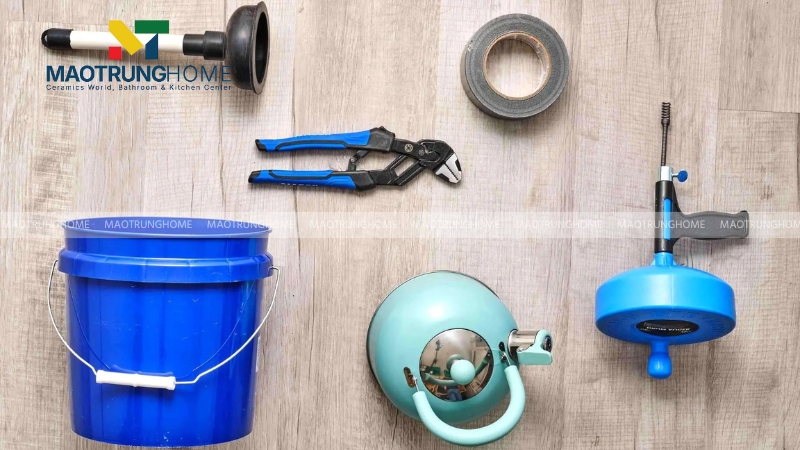 Chuẩn bị dụng cụ bảo hộ an toàn trước khi thông tắc