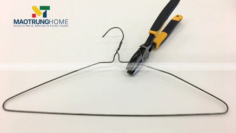 Dùng móc phơi quần áo bằng kim loại