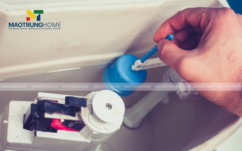 Điều chỉnh phao bồn cầu để giảm mực nước trong két chứa