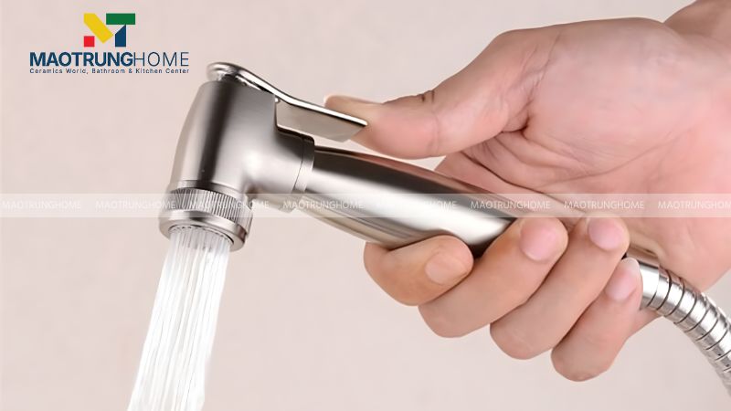 Vòi xịt là phụ kiện quen thuộc, dùng để vệ sinh cá nhân