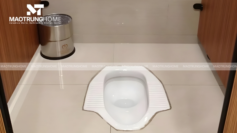 Bồn cầu xổm thường được ưa chuộng cho các nhà vệ sinh công cộng