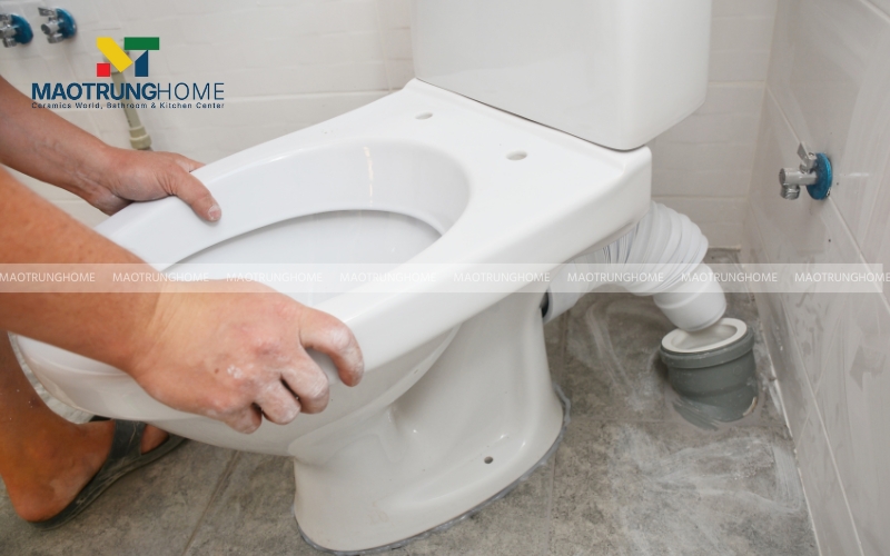 Nhấc bồn cầu ra khỏi vị trí