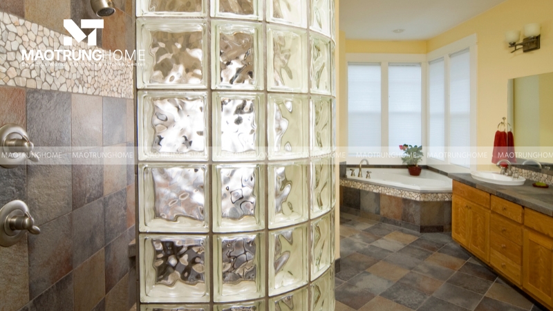 Vách ngăn gạch kính giúp không gian tắm thoáng đãng, sáng bừng