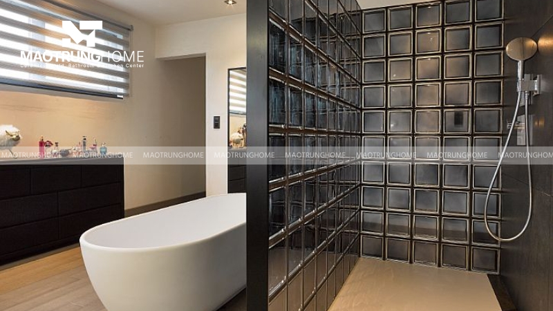 Phòng tắm thêm phần nghệ thuật với tường gạch kính phản sáng