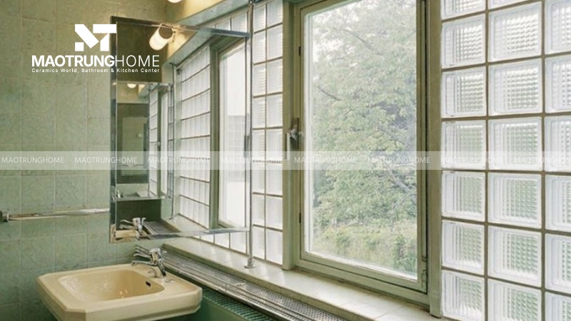 Gạch kính là bí quyết giúp phòng tắm sáng mà không lộ