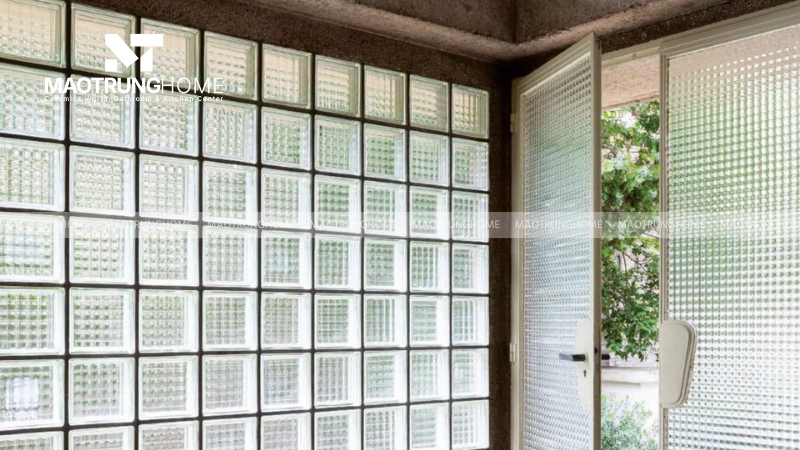 Không gian tắm đẳng cấp nhờ mảng tường gạch kính tinh tế