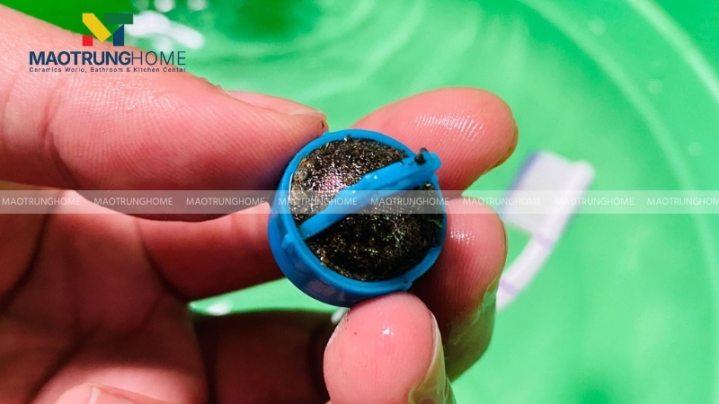 Lâu ngày lưới lọc của van cấp nước có thể bị tắc do cặn bẩn