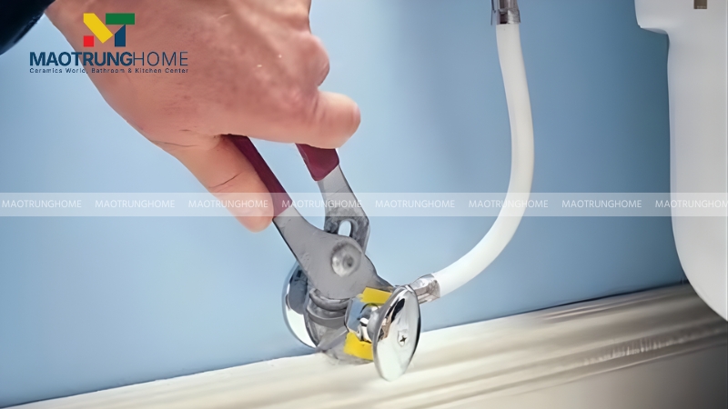 Van cấp nước bị khóa làm nước không chảy vào két