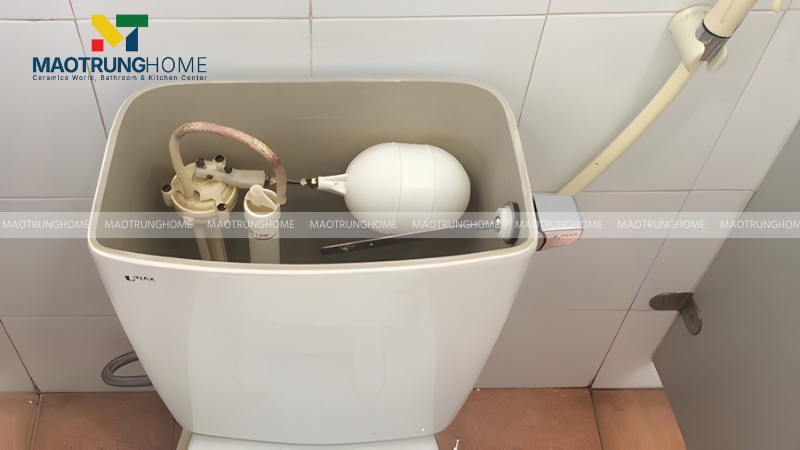 Phao bồn cầu bị kẹt khiến nước chảy chậm