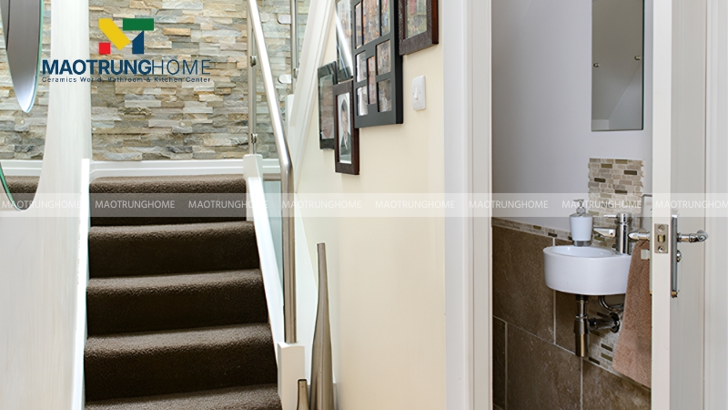 Nhà vệ sinh phụ dưới gầm cầu thang