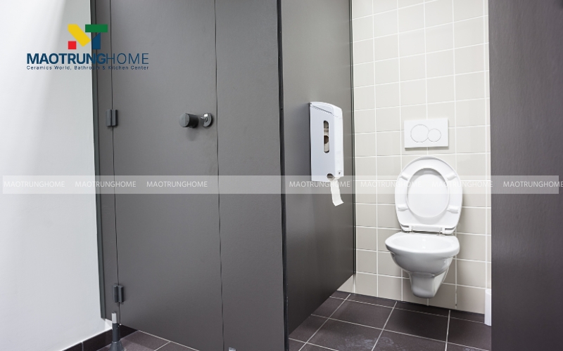 Nhà vệ sinh có vách ngăn cao và đầy đủ tiện nghi