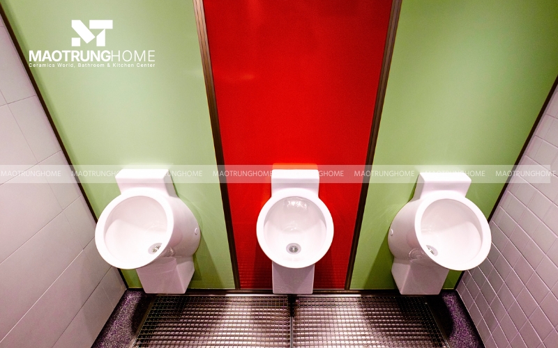 Nhà vệ sinh không có vách ngăn giành cho mầm non