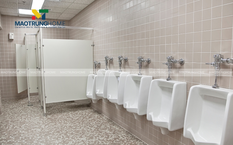 Nhà vệ sinh có phân khu vực riêng biệt, bồn tiểu đứng hiện đại