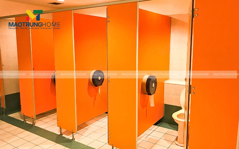 Mẫu thiết kế nhà vệ sinh cho trường mầm non có vách ngăn màu cam nổi bật