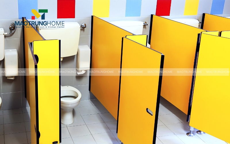 Mẫu thiết kế nhà vệ sinh cho trường mầm non có vách ngăn màu vàng vừa kín đáo vừa an toàn