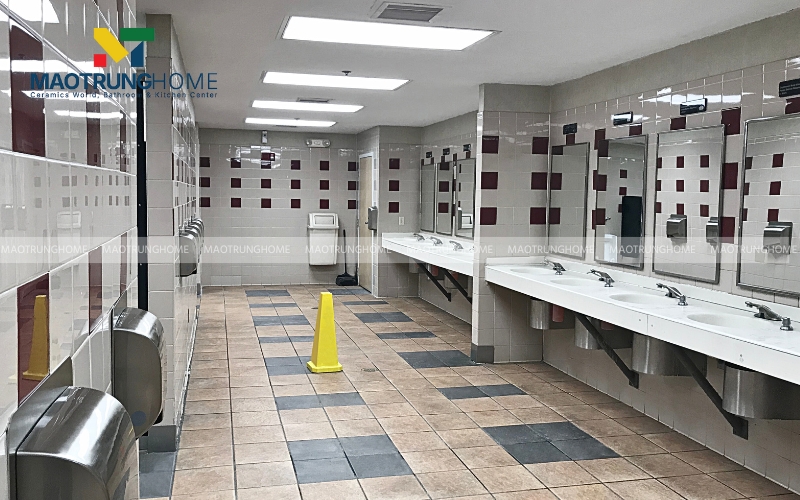 Nhà vệ sinh hiện đại có bồn rửa riêng