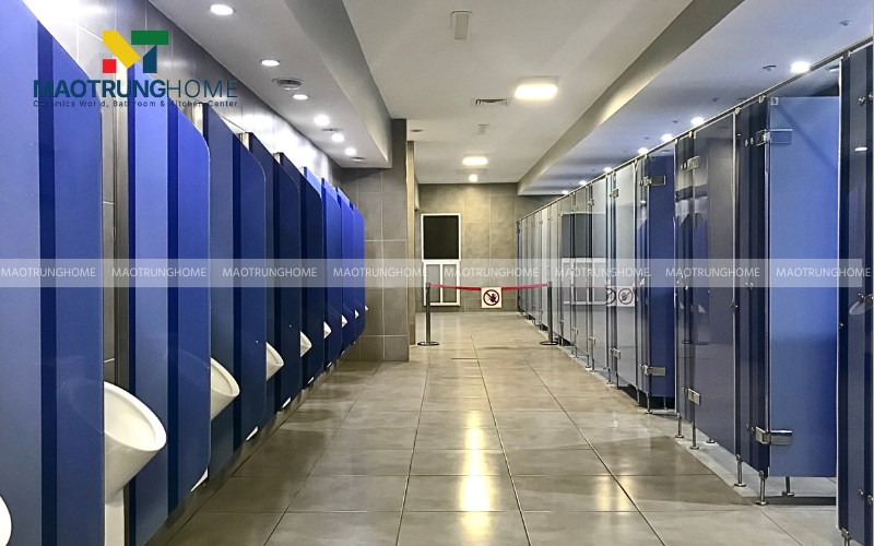 Hình ảnh nhà vệ sinh trường trung học hiện đại, sử dụng gạch khổ lớn và vách ngăn cao