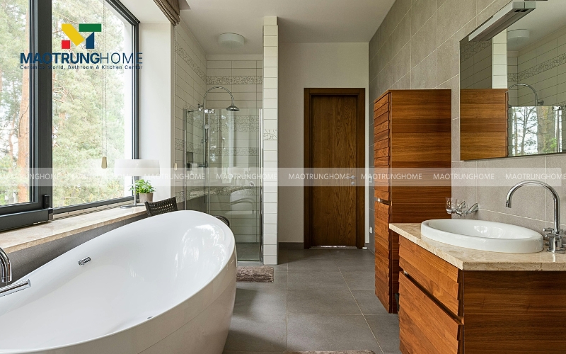 Hình ảnh nhà vệ sinh với tủ lavabo bằng gỗ mộc