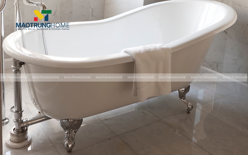 Phòng tắm vintage với chiếc bồn tắm chân rồng bằng bạc