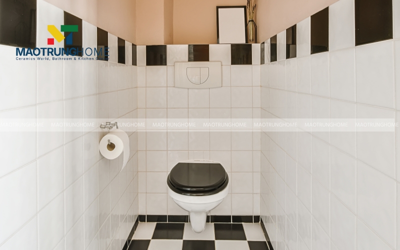 Hình ảnh nhà vệ sinh vintage với tường và sàn phối màu gạch cá tính