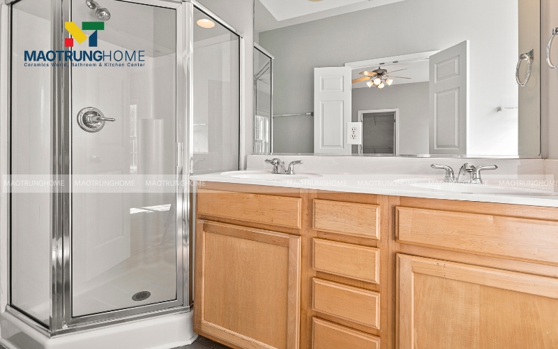 Nhà vệ sinh vintage với tủ lavabo bằng gỗ họa tiết vuông đặc trưng