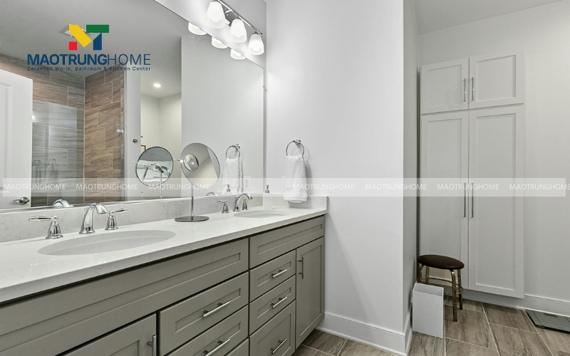 Nhà vệ sinh vintage với tủ lavabo bằng gỗ màu xanh pastel