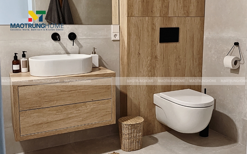 Nhà vệ sinh vintage với tủ lavabo và tường lá gạch giả gỗ màu sáng