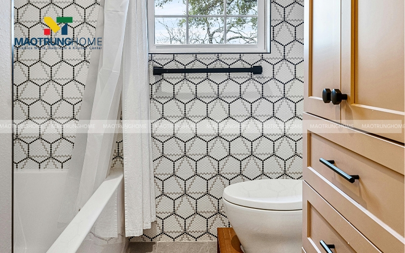 Hình ảnh một nhà vệ sinh nhỏ gọn tường ốp gạch họa tiết phong cách vintage