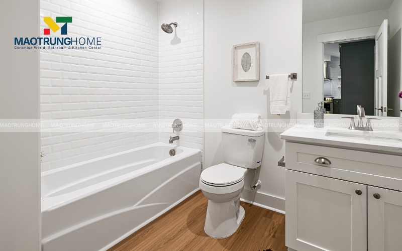 Nhà vệ sinh nhỏ gọn lát gạch giả gỗ, nội thất màu trắng trung tính